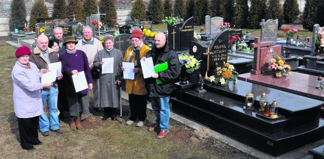 Mieszkańcy Rajska w powiecie oświęcimskim boją się, że woda zaleje groby ich bliskich