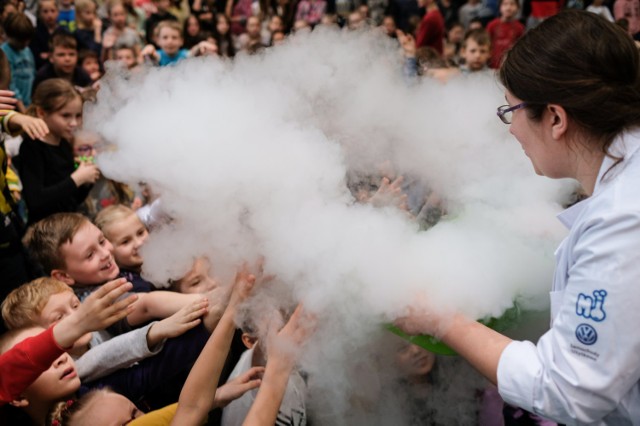 Festiwal Technologiczny: Uczniowie Polewali ręce lodem i palili pianę