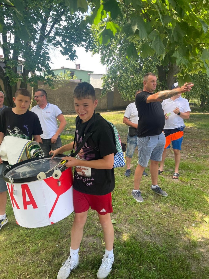 Kłos Budzyń awansował do V ligi. Wielkie powitanie w Budzyniu na rynku.