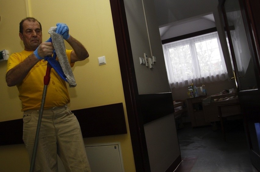 Dobry Łotr bierze mopa i pomaga w hospicjum