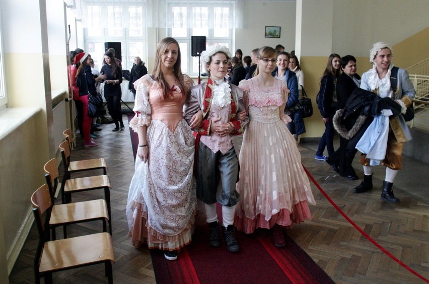 V LO w Lublinie: &quot;Perły na wybiegu&quot;, czyli moda na barok w szkole (ZDJĘCIA)
