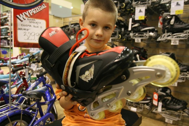 Filip Wichrowski ma 8 lat, jeździ na rolkach od kilku miesięcy. Teraz chce nauczyć się jeździć na deskorolce. twierdzi, że to znakomity sport nie tylko na lato.