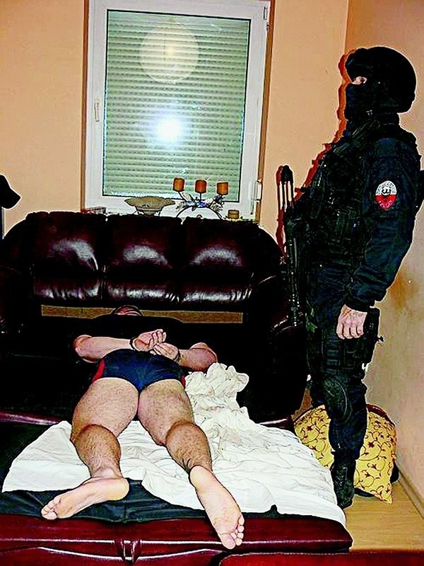 Policjanci zaskoczyli podejrzanych w łóżkach