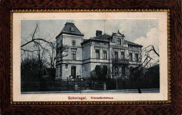 Siedziba starostwa powiatowego w Śmiglu została wybudowana w latach 1905 - 1910
