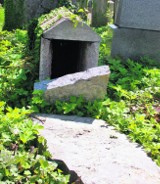 Chuligani zniszczyli żydowski cmentarz w Andrychowie