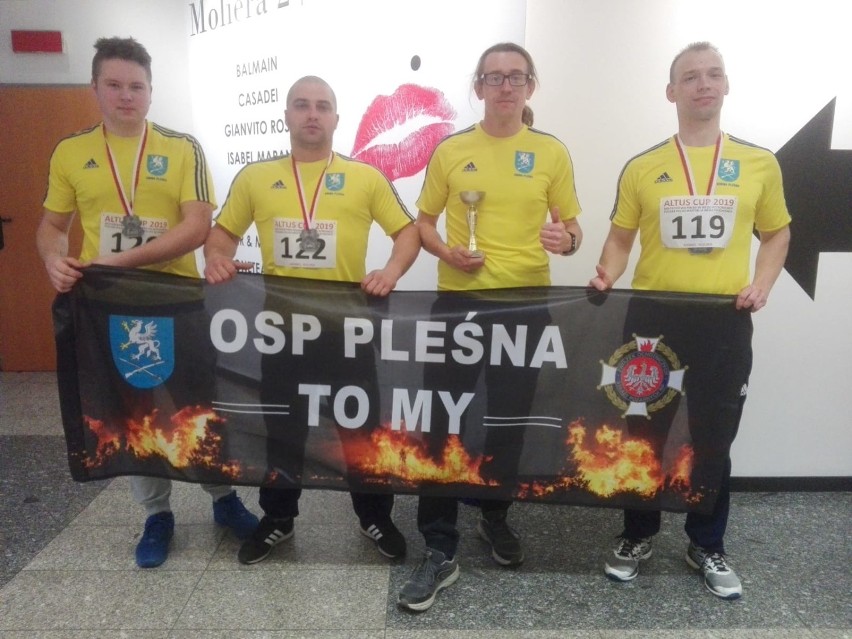 Strażacy z OSP Pleśna biegają po schodach na medal!