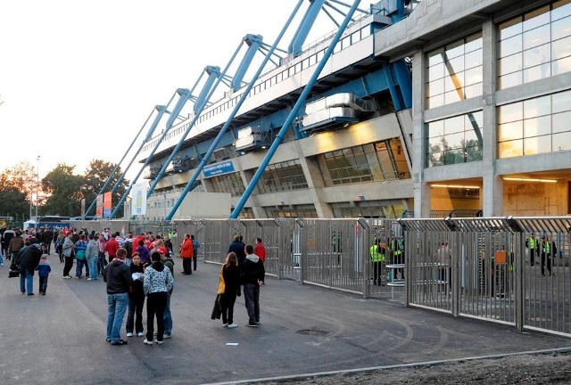 Same mecze, na które przychodzi coraz mniej kibiców, nie wystarczą do tego, aby zarobić na kosztowne utrzymanie stadionu. Potrzebne są restauracje, sklepy sportowe, fitness kluby