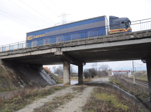 Wprawdzie mógłby jeszcze poczekać na remont, ale po wprowadzeniu opłat na autostradzie A4 będzie musiał wytrzymać znacznie większe obciążenia. fot. Sławomir Mielnik