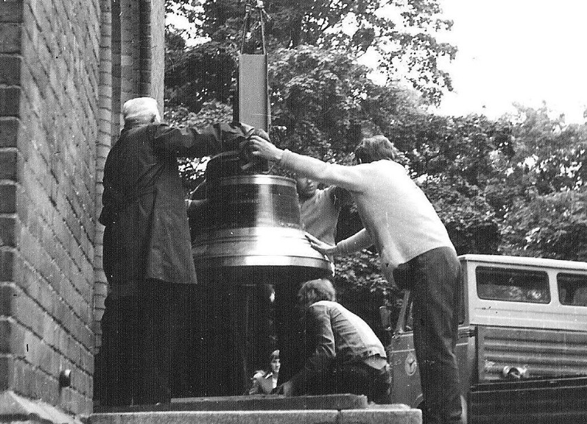 Rok 1975, montaż dzwonu na wieży kościoła Mariackiego w...