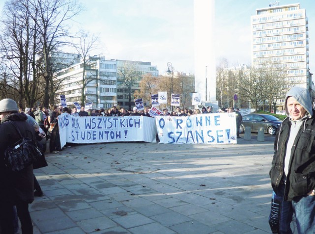 W ub. tygodniu przed budynkiem Sejmu manifestowało ok. 200 studentów uczelni niepublicznych