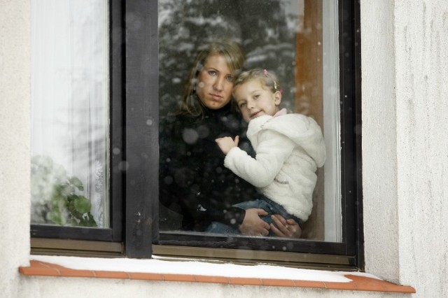 Magdalena Wiatrowska i pięcioletnia Agatka nie mogą opuszczać pokoju. Kontaktują się z nimi tylko rodzice kobiety