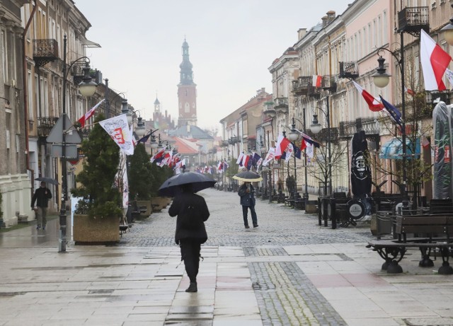 Drugi dzień majowego weekendu. Deszczowa i wietrzna pogoda nie sprzyjała spacerom. Niewielu radomian zdecydowało się na wyjście z domów. Centrum miasta świeciło pustkami. W parku Kościuszki i parku Leśniczówka też nie było wielu spacerujących.
>