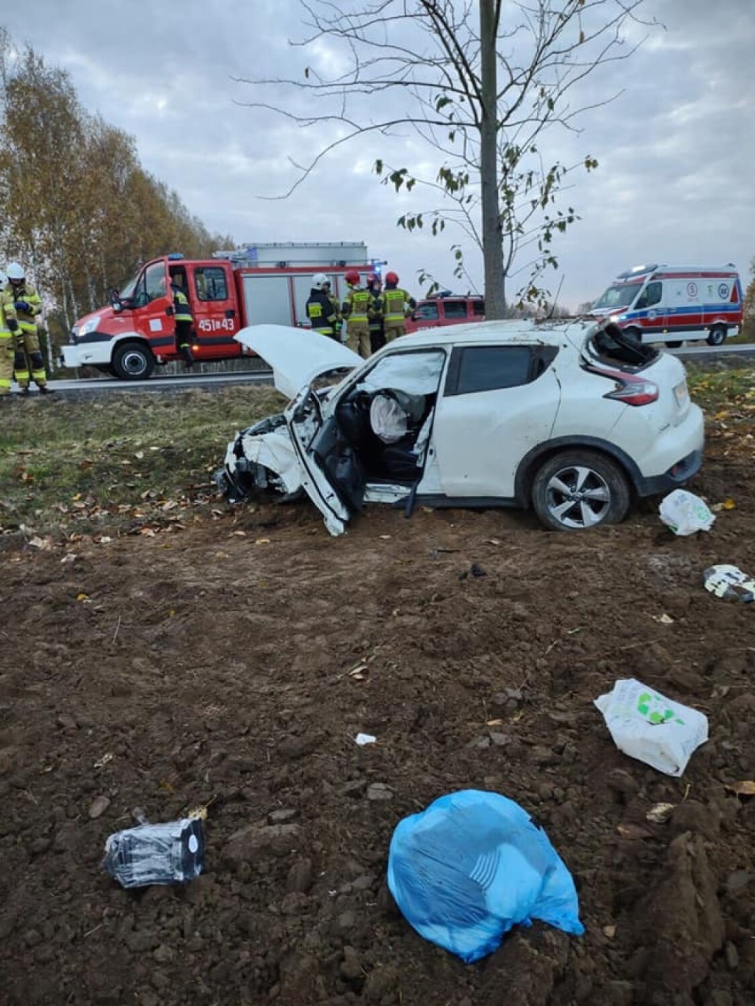 Wypadek w Kaliskach. Kierująca nissanem 41-letnia mieszkanka powiatu kartuskiego na łuku drogi straciła panowanie nad pojazdem