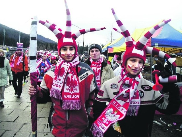 Fani skoków narciarskich będą musieli uważać z makijażem, bo mogą zostać pomyleni z kibicami piłkarskimi