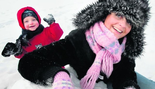 Joanna Strzebicka z dwuletnim synem Bartkiem potrafią cieszyć się zimą. Nie wiadomo, czy taka prawdziwa zdarzy się za rok