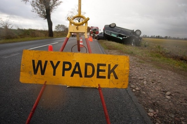 Wypadek wyglądał groźnie - po zderzeniu auto marki opel przewróciło się i dachowało