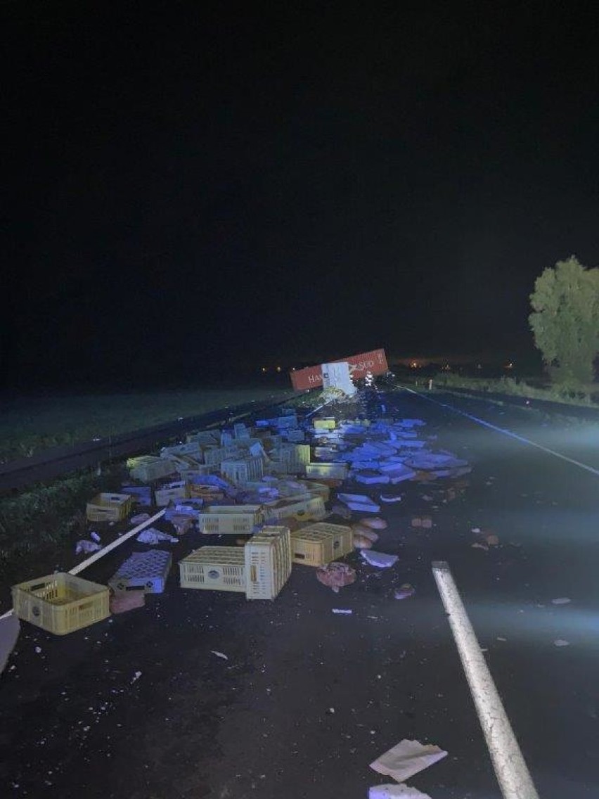 Wypadek! Tir zderzył się z busem pod Gołańczą. Jedna osoba trafiła do szpitala