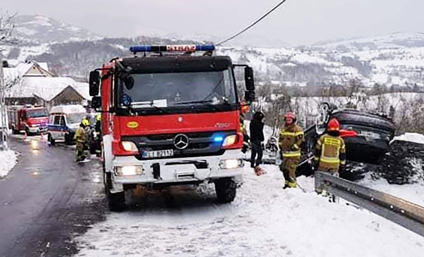 Mszana Dolna. Ślisko na drodze, auto na dachu