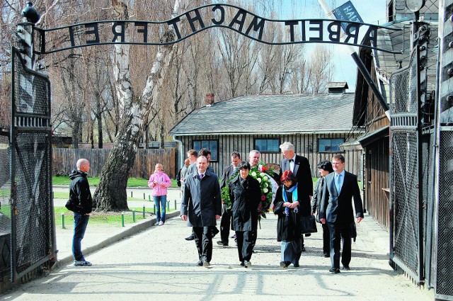 Goście z Niemiec pod bramą KL Auschwitz