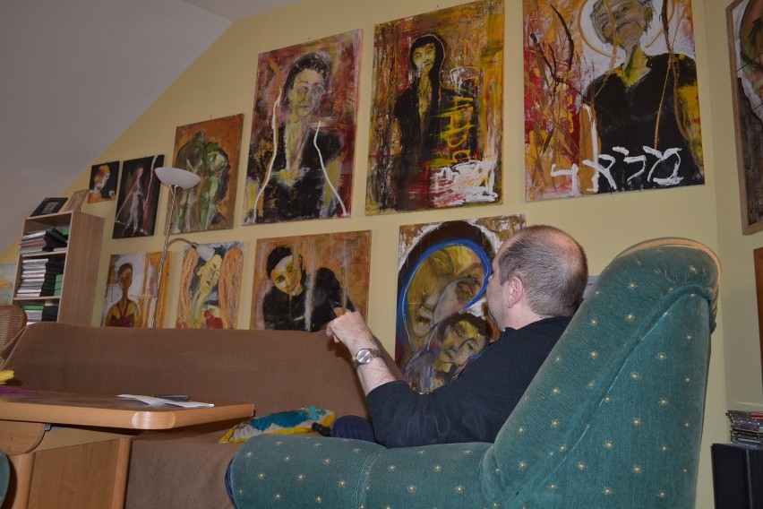 Ksiądz z Jastrzębia maluje obrazy: portrety, pejzaże, a nawet akty! FOTO