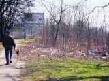 Kraków: góra śmieci przy eleganckim Hiltonie