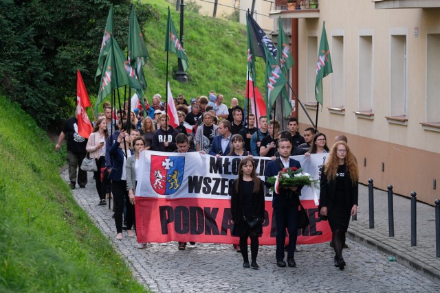 W sobotę w Przemyślu po raz kolejny przeszedł Marsz Pamięci Ofiar Rzezi Wołyńskiej, organizowany w 75. rocznicę ludobójstwa na Wołyniu i Małopolsce Wschodniej.
-&nbsp;Ideą marszu jest upamiętnienie ofiar Polaków, którzy polegli na Kresach II Rzeczpospolitej, wymordowani w bestialski sposób przez działaczy szowinistycznej organizacji OUN-UPA. Wydarzenie organizowane od 2015 r. co roku przyciąga setki osób z Przemyśla i całej Polski, chcące uczcić i oddać hołd rodakom - mówi Izabela Pomykała, wiceprezes i rzecznik okręgu podkarpackiego Młodzieży Wszechpolskiej.

Po mszy św. w kościele Ojców Karmelitów, marsz w milczeniu przeszedł ulicami: Karmelicka, Władycze, Komisji Edukacji Narodowej, Basztowa, Biskupa Józefa Sebastiana Pelczara, Wandy, Sucharskiego, Przemysława na Cmentarz Wojskowy, gdzie pod pomnikiem ofiar Rzezi Wołyńskiej nastąpiły okolicznościowe przemówienia i modlitwa za zmarłych.
-&nbsp;Nie zgadamy się jako młode pokolenie, żeby Ukraina blokowała ekshumacje naszych żołnierzy, obywateli, rodaków, ludzi którzy zginęli tylko dlatego, że byli Polakami – mówił na cmentarzu Marcin Kowalski, prezes Młodzieży Wszechpolskiej na Podkarpaciu. - Nie zgadzamy się, aby prawa mniejszości polskiej na Ukrainie nie były respektowane.
-&nbsp;Ukraina może być naszym sojusznikiem, partnerem, ale na zdrowych zasadach, a nie na takich zasadach, że my im dajemy pieniądze, a oni ograniczają polską edukację. My jesteśmy ich adwokatem przy Unii Europejskiej, w NATO, a oni blokują nasze ekshumacje – dodał Kowalski.

Zobacz także: Kazimierz Jaworski: I Marsz Równości w Rzeszowie był prowokacją
