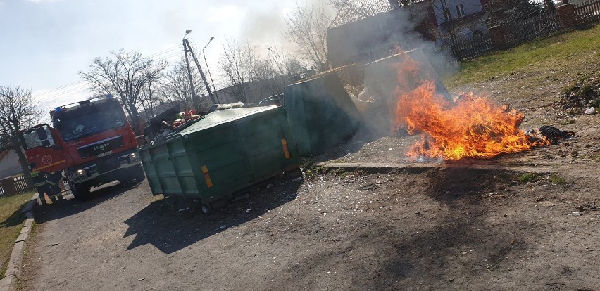 Pożar kontenera na śmieci na cmentarzu w Książu Wlkp.