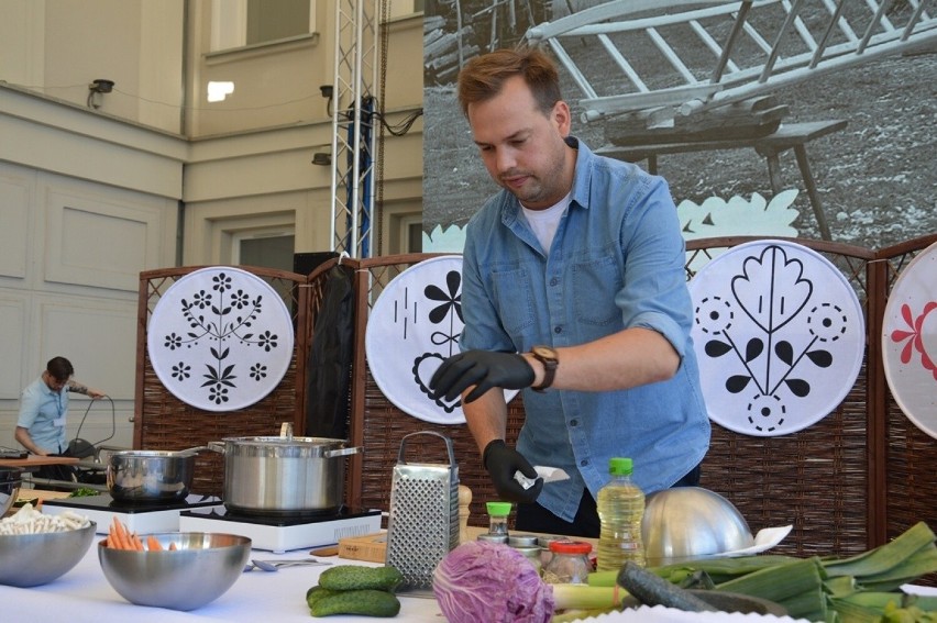 Jakub Kuroń gotował kapustę na lasowiackim festiwalu w Stalowej Woli. Zobacz zdjęcia