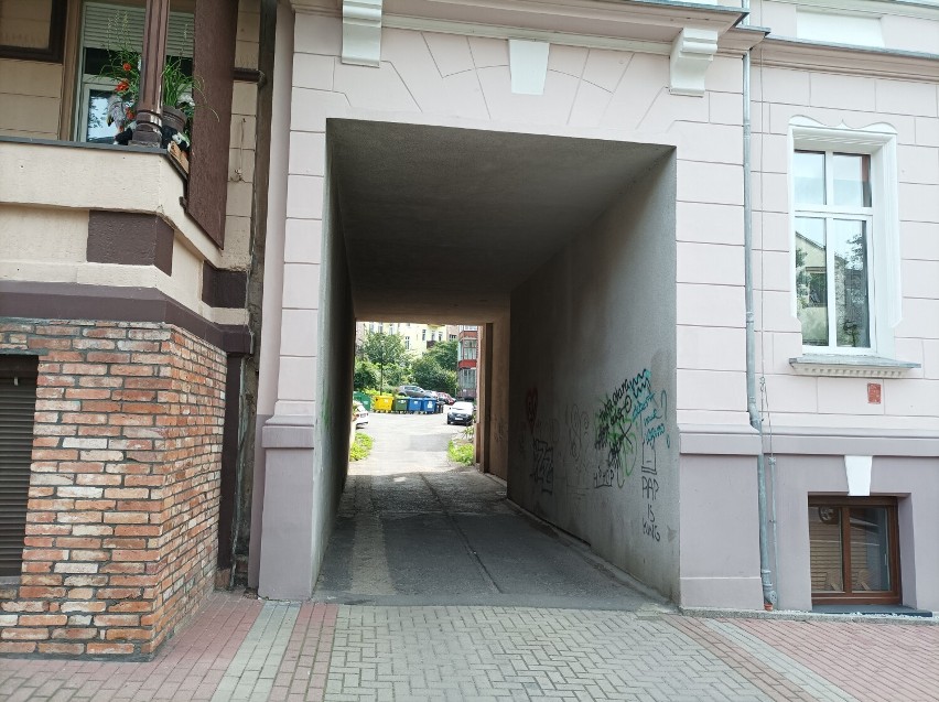 Brama wjazdowa przy ulicy Staszica