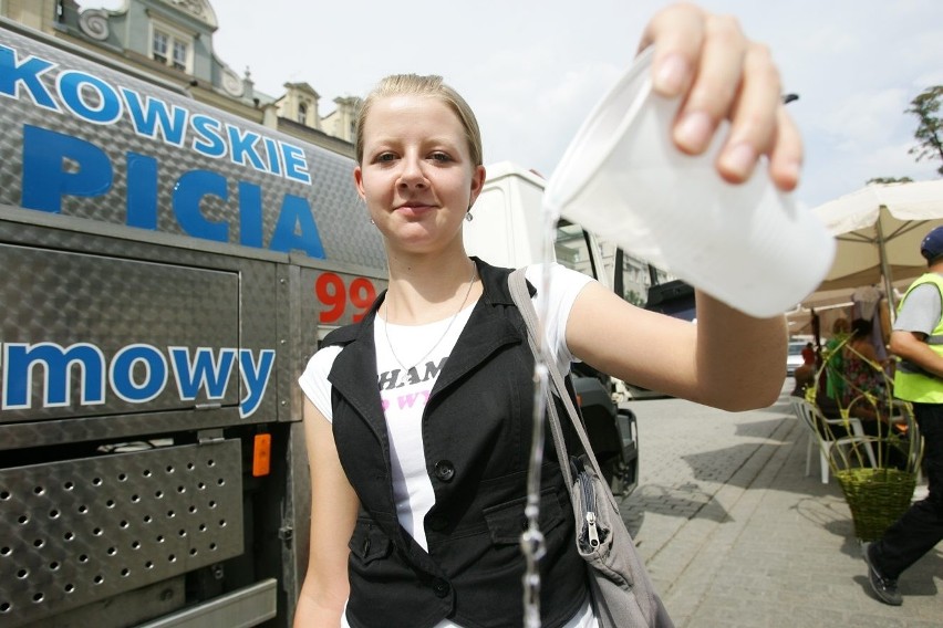 Kraków: miasto ostrzega przed upałami i rozdaje wodę [ZDJĘCIA]