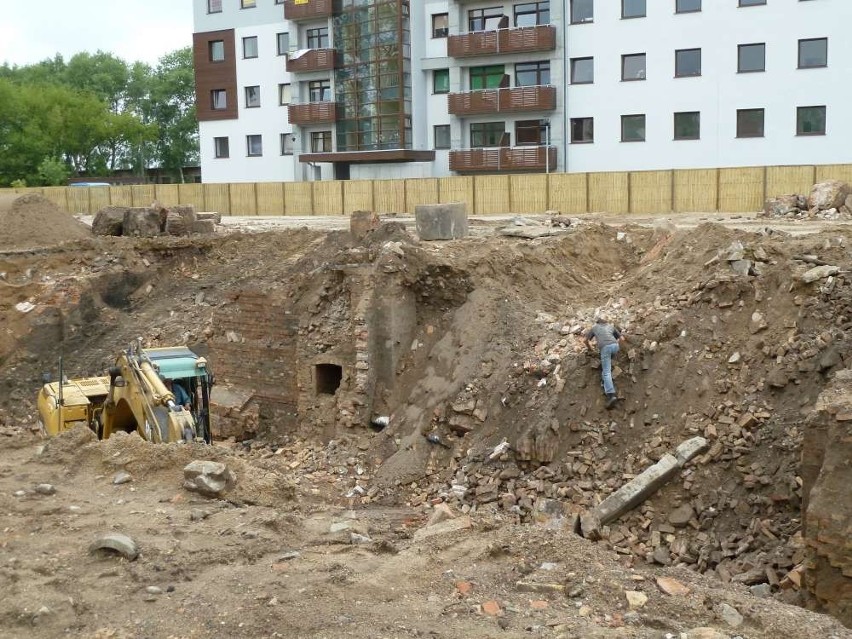 Budowlańcy natrafili na pozostałości niemieckich budynków pod ziemią na lotnisku w Pile