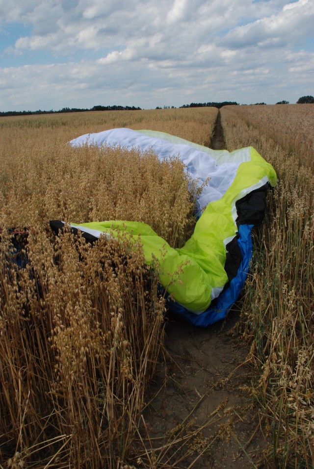 Paralotniarz runął na pole w Bukownicy koło Ostrzeszowa