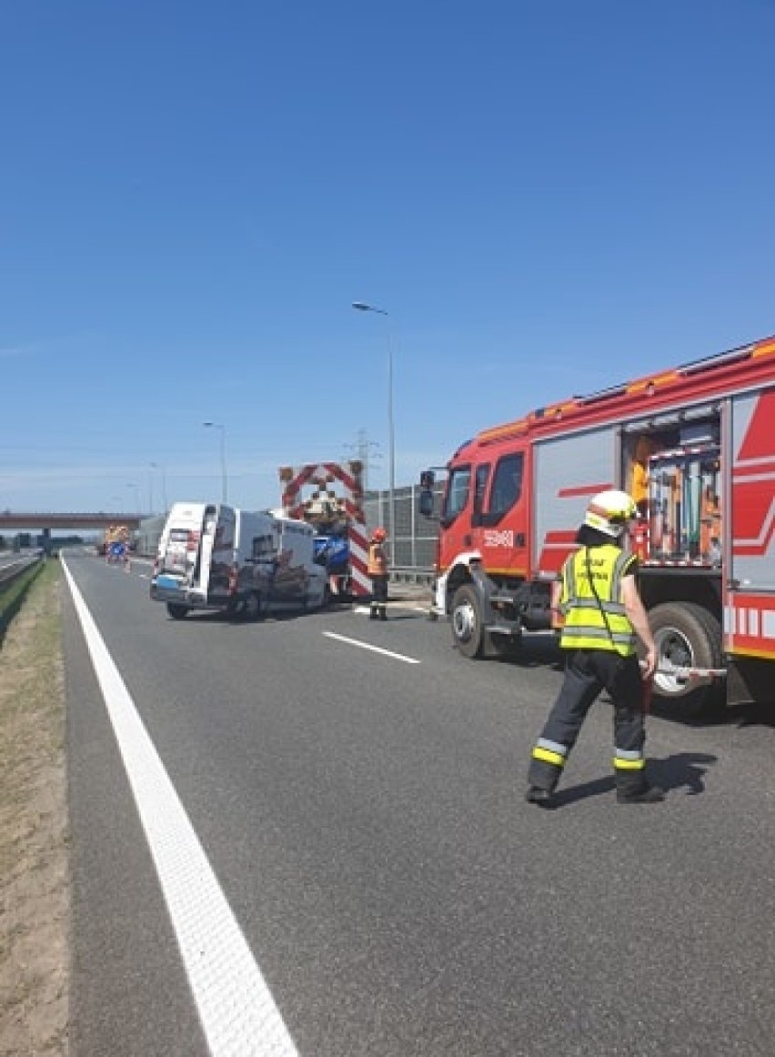 Wypadek na A4. Bus zderzył się z pojazdem obsługi [ZDJĘCIA]