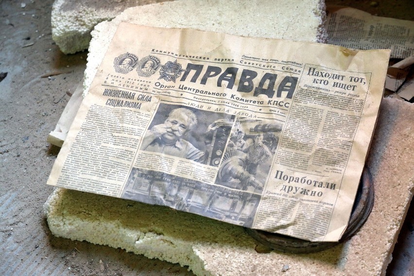 Na podłodze leżą gazety rosyjskie z 1986 roku
