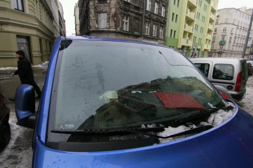 Wrocław: Śnieg spadł z dachu kamienicy przy ul. Rydygiera wprost na samochody (ZDJĘCIA)