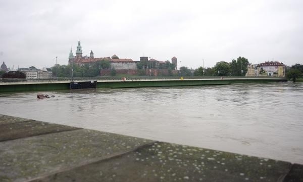 Kraków: trwają poszukiwania kibica, który wpadł do Wisły