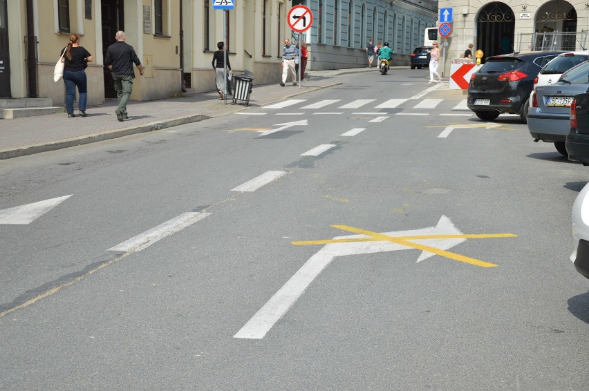 Bochnia. Kolejne ulice zamknięte, drogowcy rozkopują pierzeję północną i wschodnią. Postój TAXI przeniesiony - zdjęcia