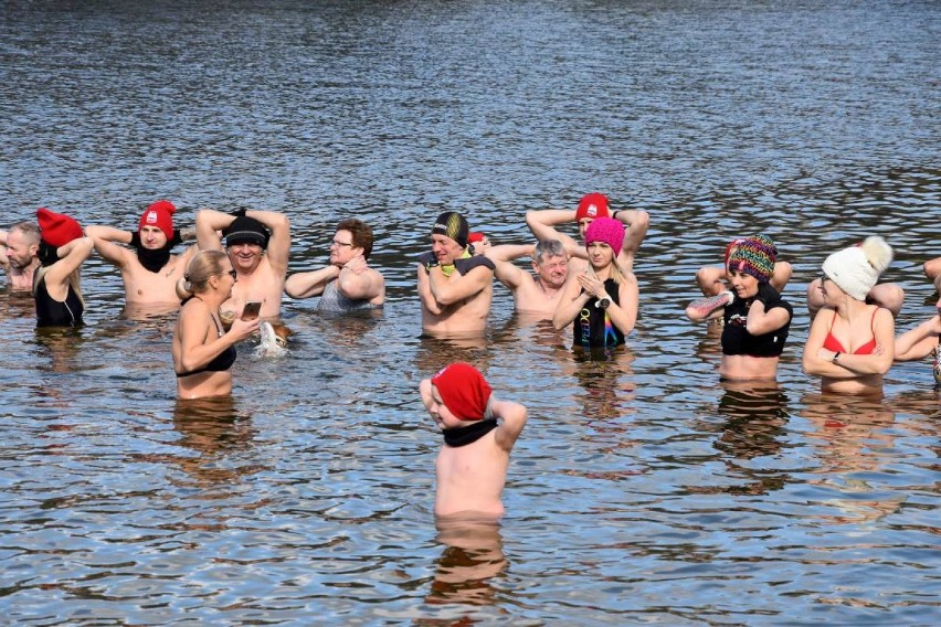 Królewskie Morsy Gniezno podczas marcowej kąpieli w jeziorze