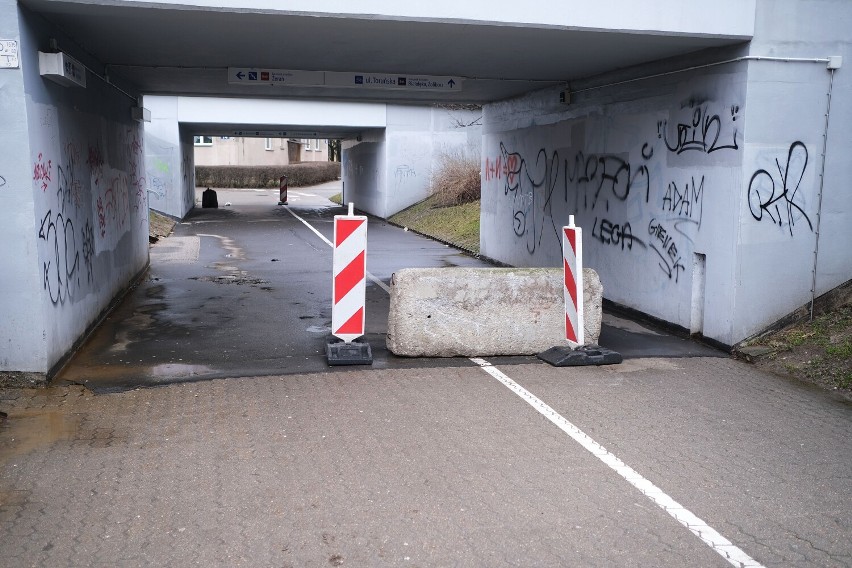 Płyta betonowa na środku ścieżki rowerowej i chodnika. Nikt się do niej nie przyznaje, ale pojawiły się znaki ostrzegające. O co chodzi? 