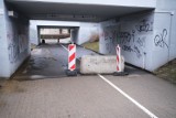 Płyta betonowa na środku ścieżki rowerowej i chodnika. Nikt się do niej nie przyznaje, ale pojawiły się znaki ostrzegające. O co chodzi? 