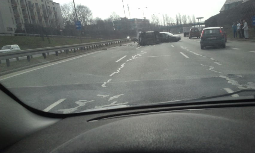 Wypadek w Chorzowie na DTŚ: Samochód dachował, ruch w stronę Katowic był utrudniony