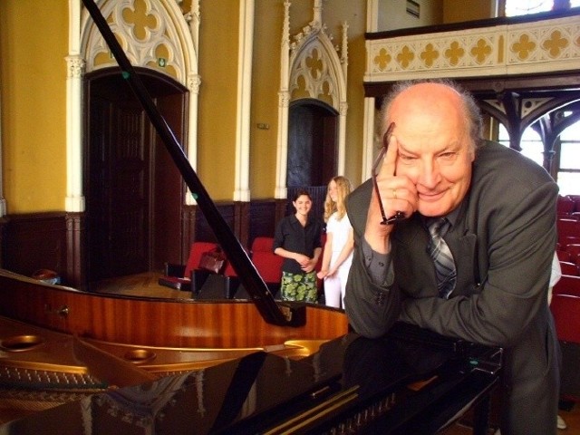 Wybitny śpiewak Wiesław Ochman od początku kariery jest związany z bytomską operą