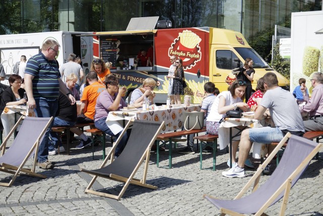 W kwietniu na parkingu pod Narodowym Centrum Polskiej Piosenki zaparkuje ponad 20 food truck'ów.