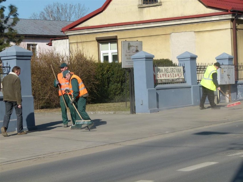 Ścieżki rowerowe i chodniki sprzątane po zimie