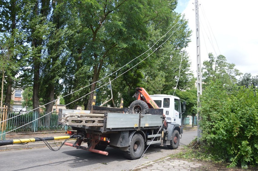 Wichura powaliła słupy i drzewo. Trzy auta uszkodzone