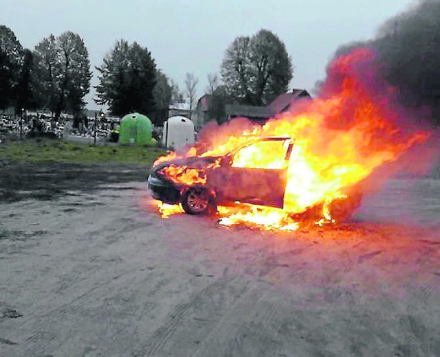 Auto spłonęło przed urzędem gminy