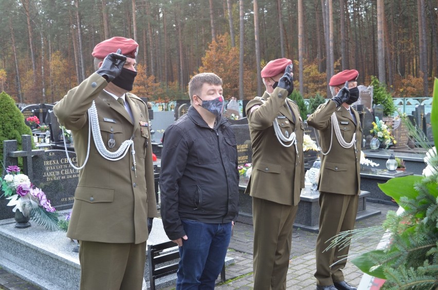 Żołnierze 25. Brygady zapalili znicze na mogiłach wojskowych, m.in. gen. Tadeusza Buka [ZDJĘCIA]