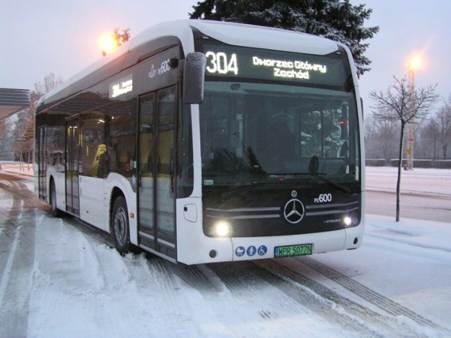 Autobus stacjonuje w zajezdni autobusowej Płaszów