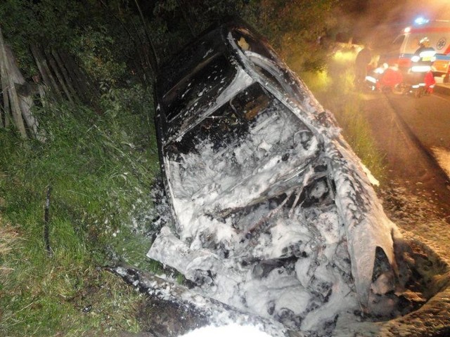 Auto po uderzeniu w betonowy przepust stanęło w ogniu