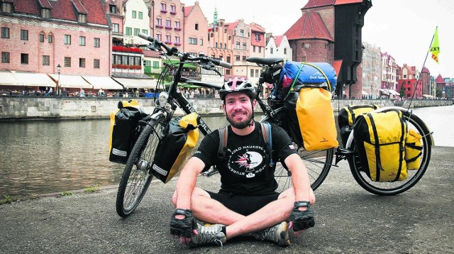 Janek Faściszewski ma 23 lata, na co dzień  studiuje geografię, w przerwach - podróżuje. Właśnie zamierza rowerem z przyczepką  objechać Bałtyk